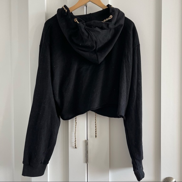 Black cropped hoodie with gold chain drawstring pulls - Picture 8 of 11